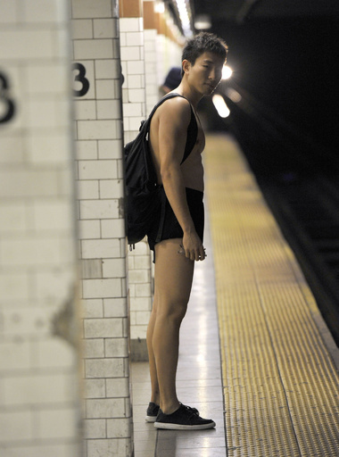 「ノーパンツ」の男女が地下鉄に出現、世界各地でイベント