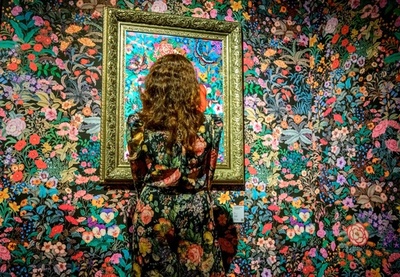 【今日の1枚】擬態? 来場者と絵画が一体