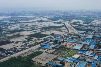 洪水からの復旧進む中国、台風6号に備え