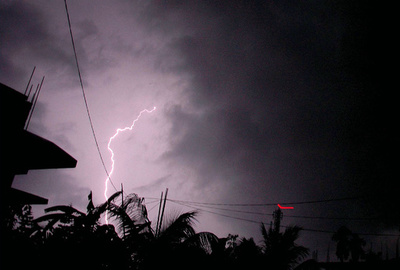 結婚パーティーに落雷、16人死亡 花婿負傷 バングラ