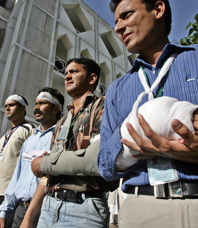 抗議デモに対する警官隊の武力行使で、パキスタン政府が警察署長を停職処分