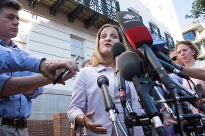 カナダ外相、炎天下の米首都で報道陣にアイスキャンディー差し入れ