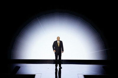 ＜08米大統領選挙＞マケイン氏演説中の映像に無名の中学校