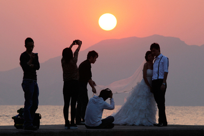 花嫁に逃げられた男性、賠償金と付添人をゲット
