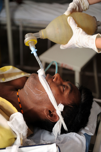 インド「禁酒州」のパーティーで密造酒、死者100人超