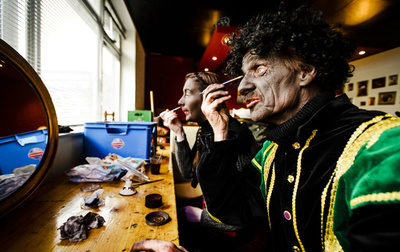 黒い顔のサンタ従者「ブラック・ピート」、すすの付いた顔に変更 オランダTV