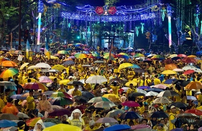 マレーシア首都が黄色に、2日連続の首相退陣要求デモ