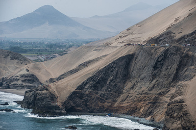 ペルー北部でバス転落、24人死亡