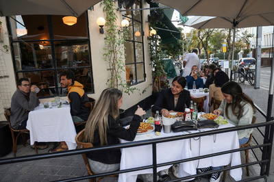 イスラエル、店内飲食再開 「グリーンパス」保持者対象