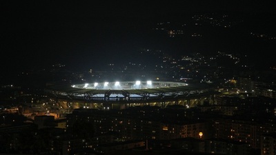 「チャオ、ディエゴ」 英雄マラドーナ氏の死に泣くナポリの街