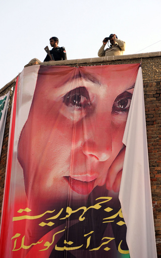 ブット元首相暗殺から5年、命日に息子が政界進出を表明