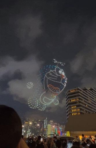 香港の夜空を飾るドローンショーが開催 ドラえもんものび太も来た！