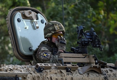 アフガニスタンで自爆攻撃、米国人3人を含む12人死亡