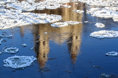 リトアニア、川面に映った氷点下18度の風景