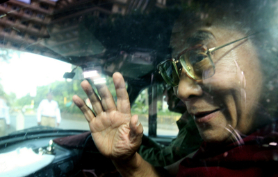 ダライ・ラマ14世、胃痛訴え入院 インド