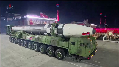 北朝鮮、新型ICBMを公開 世界最大か