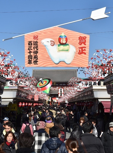 もういくつ寝ると…浅草仲見世商店街は正月ムード