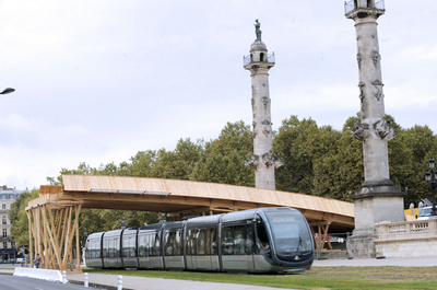 川俣正、ボルドーに歩道橋を架ける