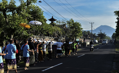 落下してきた母親のひつぎが直撃、息子が死亡 インドネシア