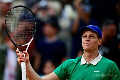 シナーが圧勝で全仏OP4強入り ジョコとの準決勝へ