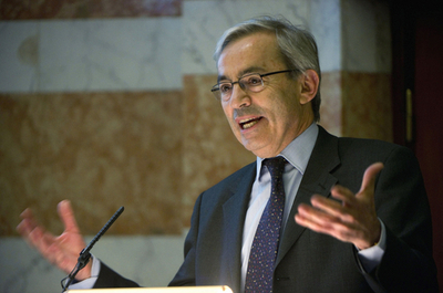 失業長期化防ぐには「手当は最長1年に」、ノーベル経済学賞教授