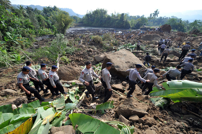 インドネシア地震の死者46人に、多数生き埋めの恐れ