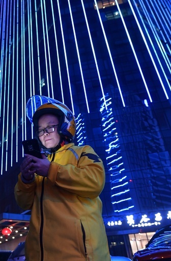 バイクで疾走、中国の「ママさん騎士」 258日で1.3万キロ走破