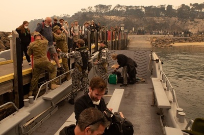 豪森林火災、海岸で立ち往生の住民1000人を海軍が救出