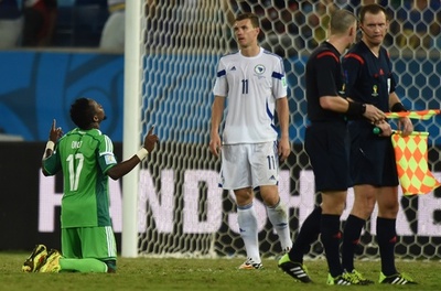 判定に不満のジェコ、ナイジェリア戦の主審は「恥知らず」