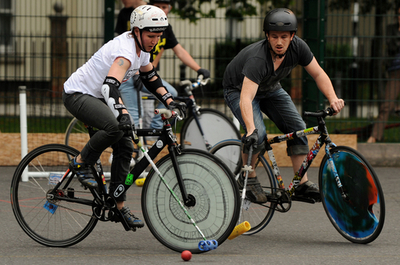 ポロ競技をもっと手軽に？馬ではなく自転車で 英国