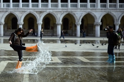 もはや洪水も観光名物の一つ？ベネチアのサン・マルコ広場が冠水