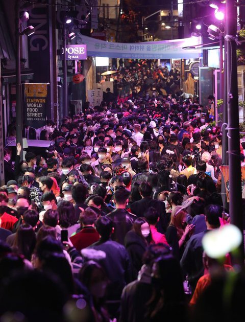 昨年、ハロウィンを迎えた梨泰院通りの写真がオンラインコミュニティで共有されている（写真=オンラインコミュニティ）(c)MONEYTODAY