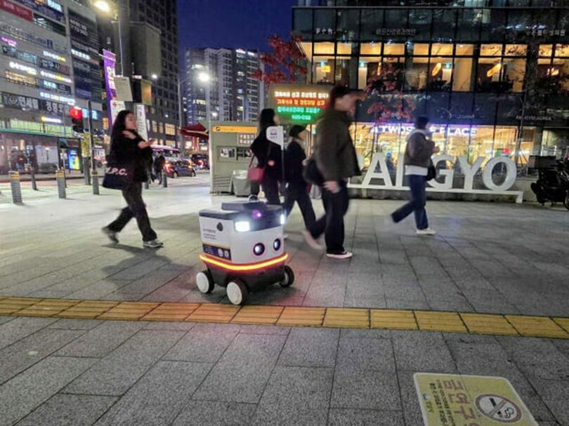 夜間に板橋駅を巡回中のスマート巡回ロボット＝城南市(c)KOREA WAVE