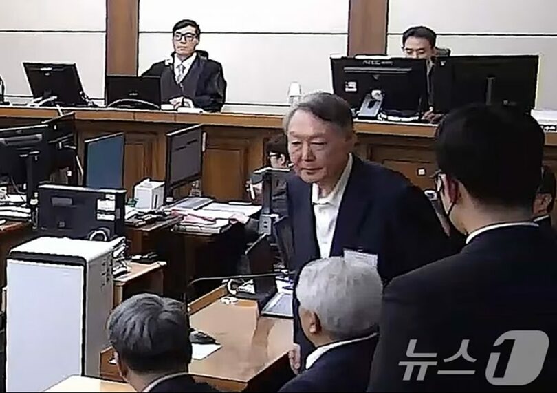 1月16日午後、逮捕妨害と閣僚の審議権侵害などの罪で一審判決（懲役5年）を言い渡され、退廷するユン・ソンニョル（尹錫悦）前大統領＝ソウル中央地裁提供(c)news1