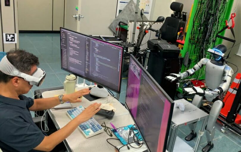 物体操作データを収集するためにヒューマノイドをテレオペレーションするETRI研究チームのメンバー＝ETRI(c)KOREA WAVE