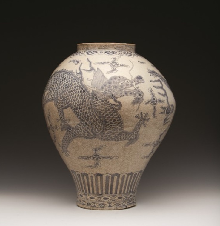 白磁靑畵五爪龍文壺（写真=マイアートオークション提供）(c)NEWSIS