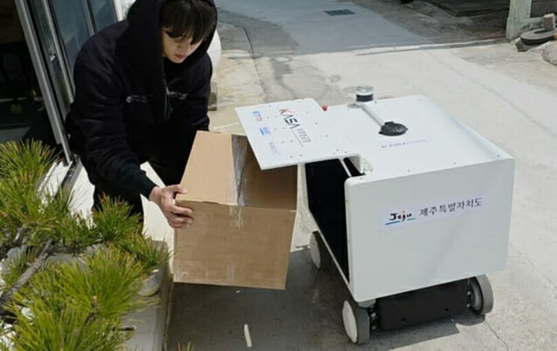 ドローンで配送された物品は移動ロボットに積まれ、配送先へ送られる＝宇宙航空庁(c)KOREA WAVE