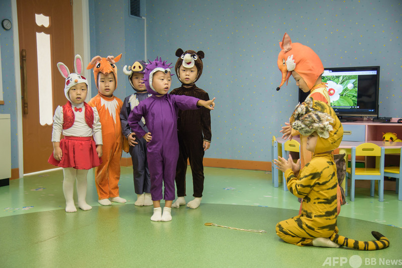 お遊戯会におやつタイム 北朝鮮の孤児院