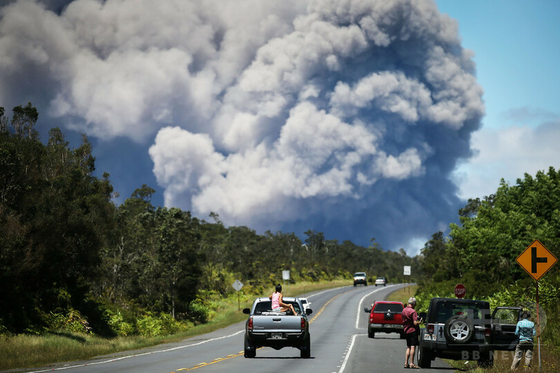 米ハワイのキラウエア火山で巨大な噴煙、警報発令