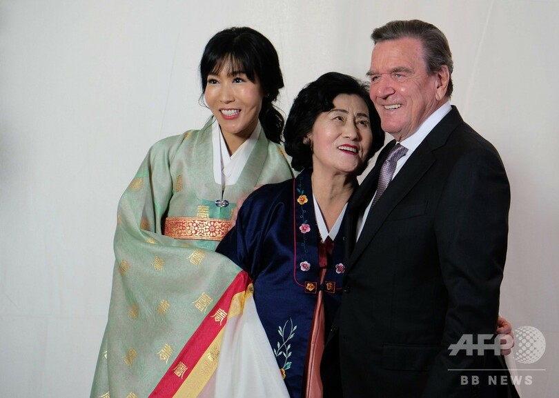 シュレーダー前独首相、韓国人女性と結婚式 ベルリンの最高級ホテルで 写真9枚 国際ニュース：AFPBB News