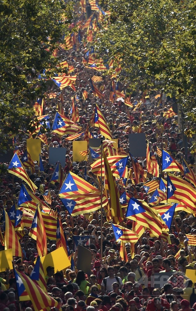カタルーニャで独立派デモに数十万人、住民投票求め巨大人文字