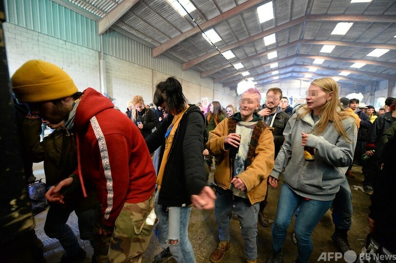 違法パーティーに2500人、警察と衝突 コロナ拡散の懸念 仏