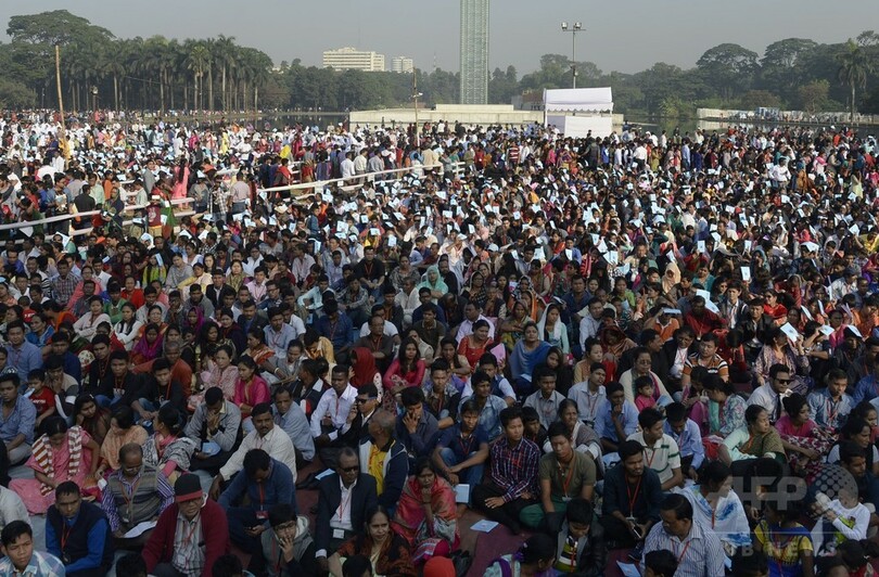 法王、初めて「ロヒンギャ」言及 バングラで難民と面会