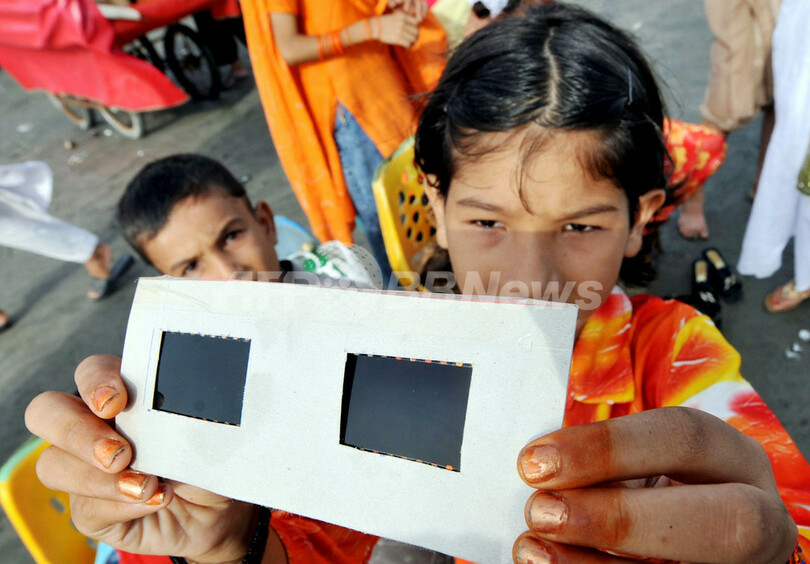 世界各地で日食観測、思い思いに観察