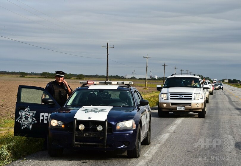 パトカーが先導する「死のハイウエー」、メキシコ