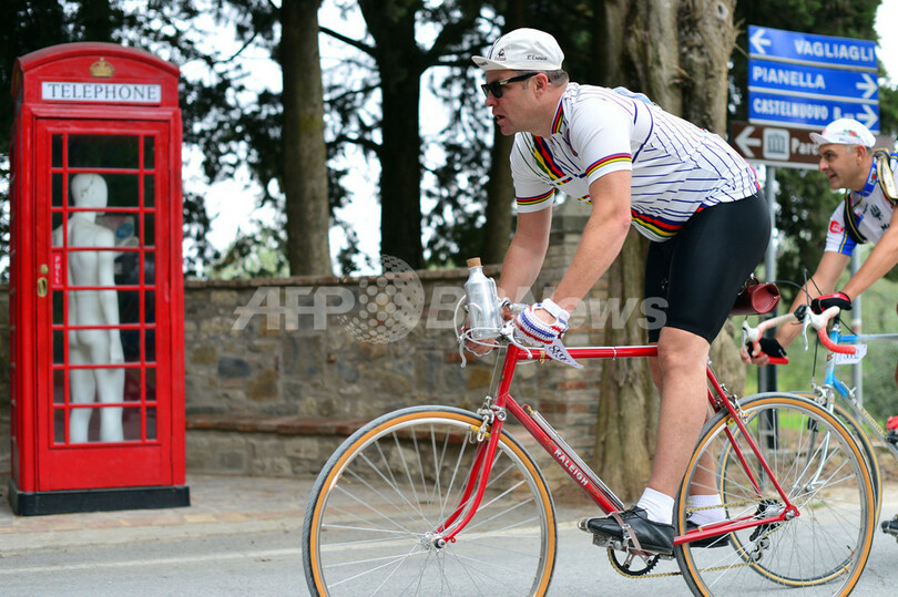 レトロ気分で砂利道サイクリング、伊ビンテージ自転車レース