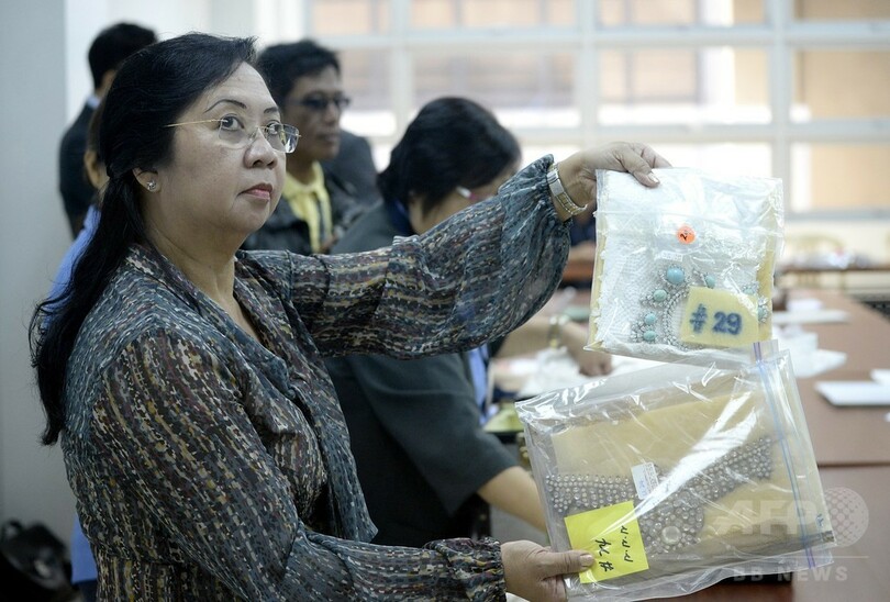 マルコス元大統領秘蔵の豪華宝飾品公開、競売も フィリピン