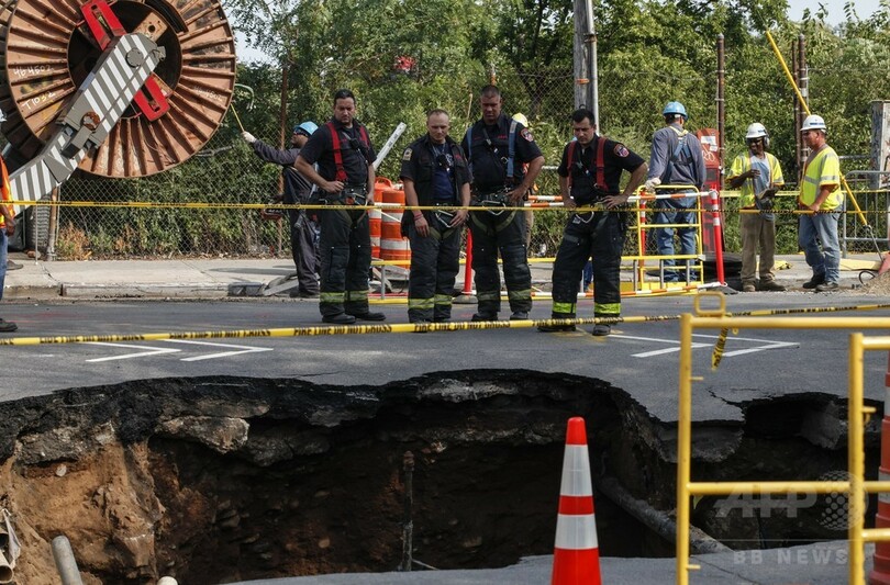 米ニューヨークに巨大なシンクホール 道路呑み込む 写真7枚 国際ニュース Afpbb News