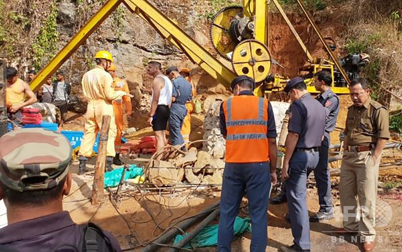 作業員15人が2週間超閉じ込め、インドの違法炭鉱水没でダイバー出動 作業員15人が2週間超閉じ込め、インドの違法炭鉱水没でダイバー出動