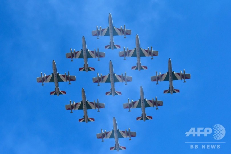 伊空軍 共和国建国記念日で展示飛行 ローマの空に三色の煙たなびく 写真15枚 国際ニュース Afpbb News